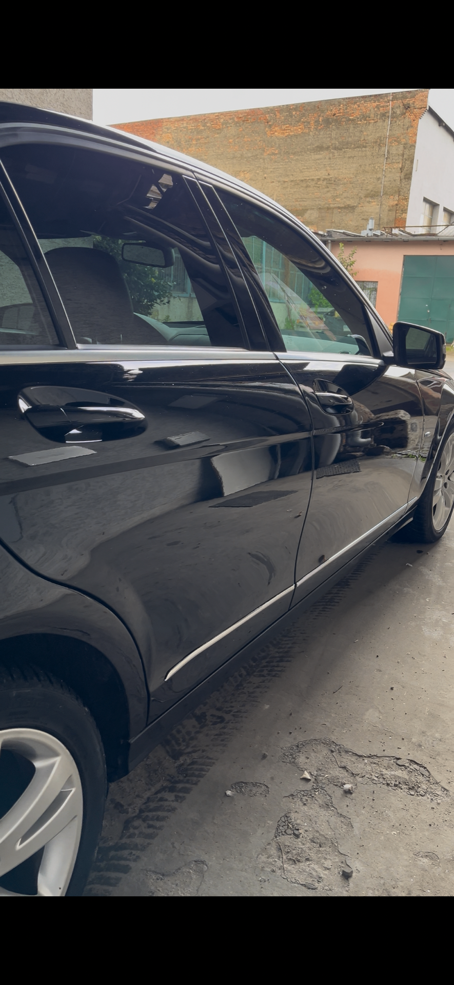 Mercedes C Klasa W204 bok auta po detailingu w zbliżeniu