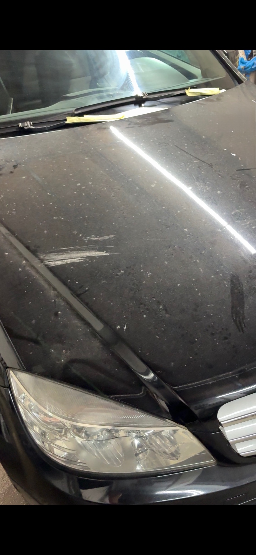 Mercedes C Klasa W204 maska przed korektą lakieru z widocznymi zarysowaniami
