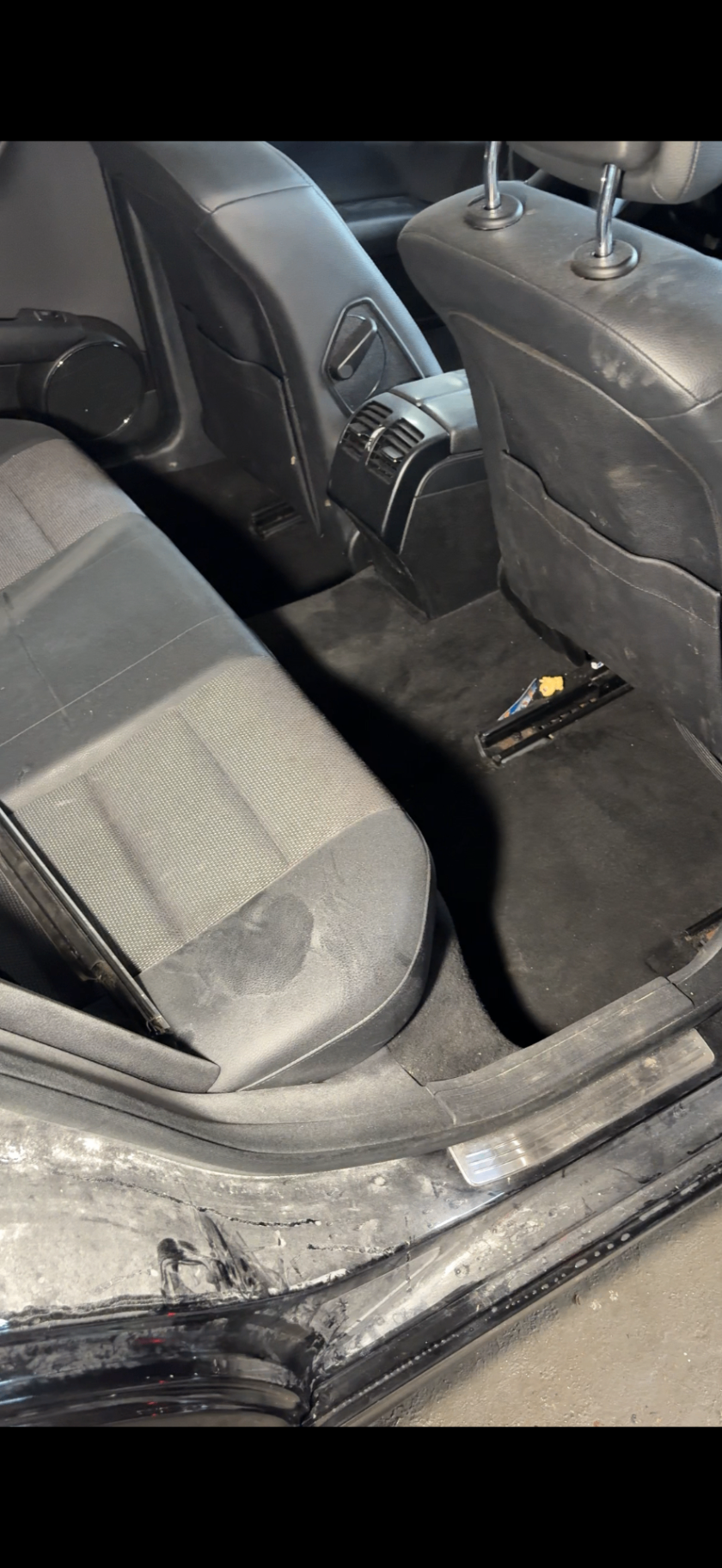 Mercedes C Klasa W204 tylna część wnętrza przed czyszczeniem
