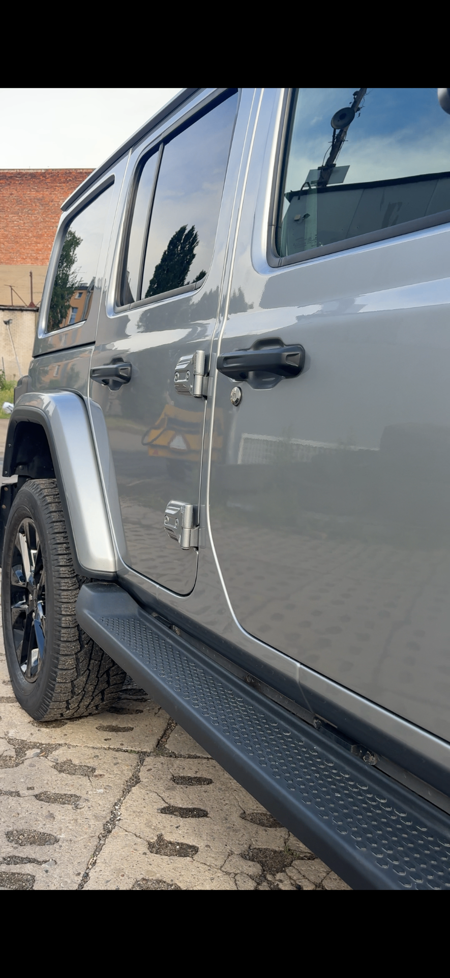 Jeep Wrangler po detailingu z boku z połyskiem lakieru