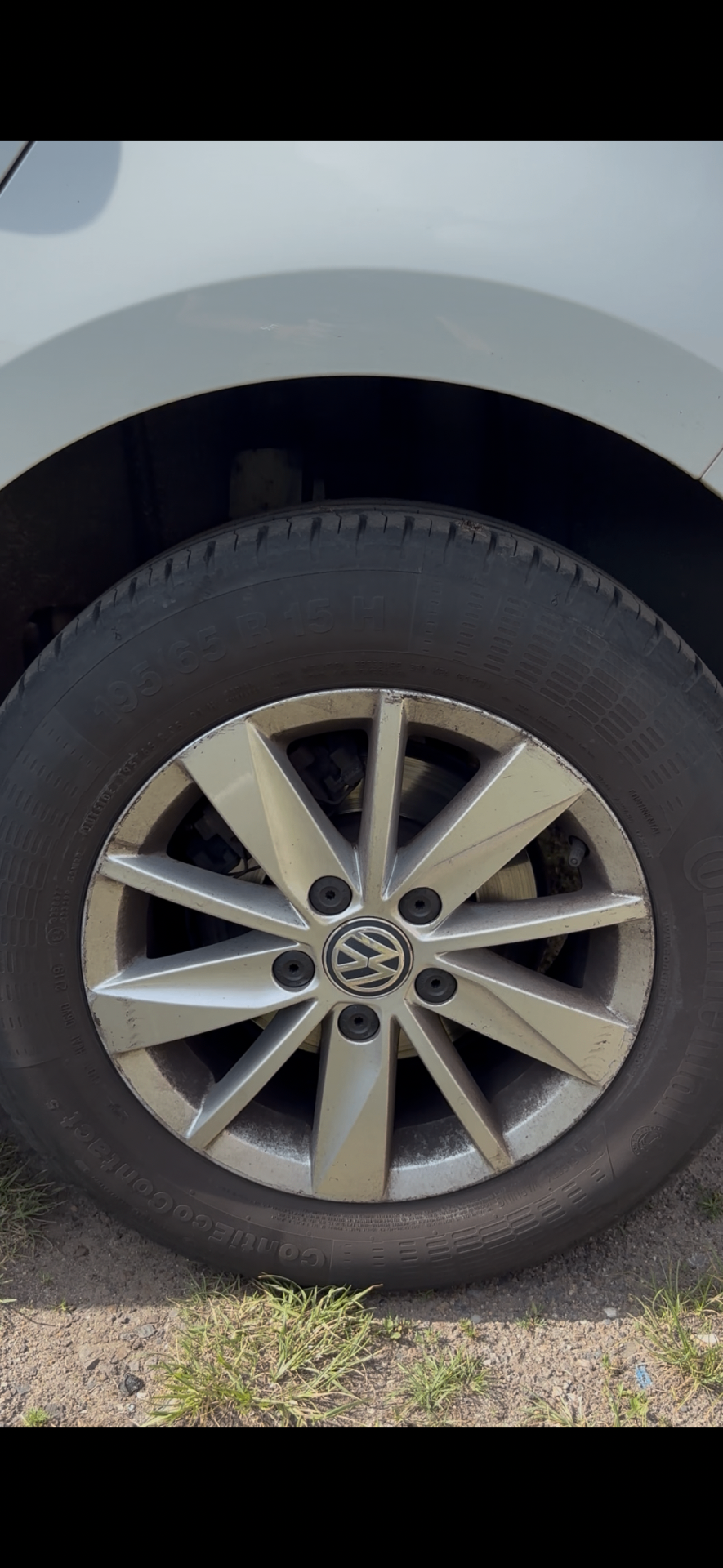 Felga Volkswagena Golf przed czyszczeniem