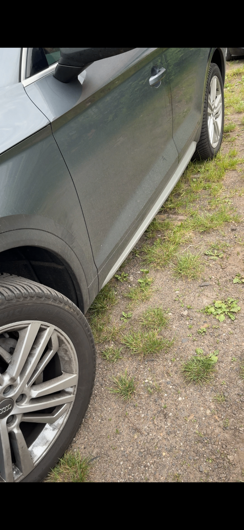 Audi Q5 bok auta przed myciem, widoczny kurz i zabrudzenia