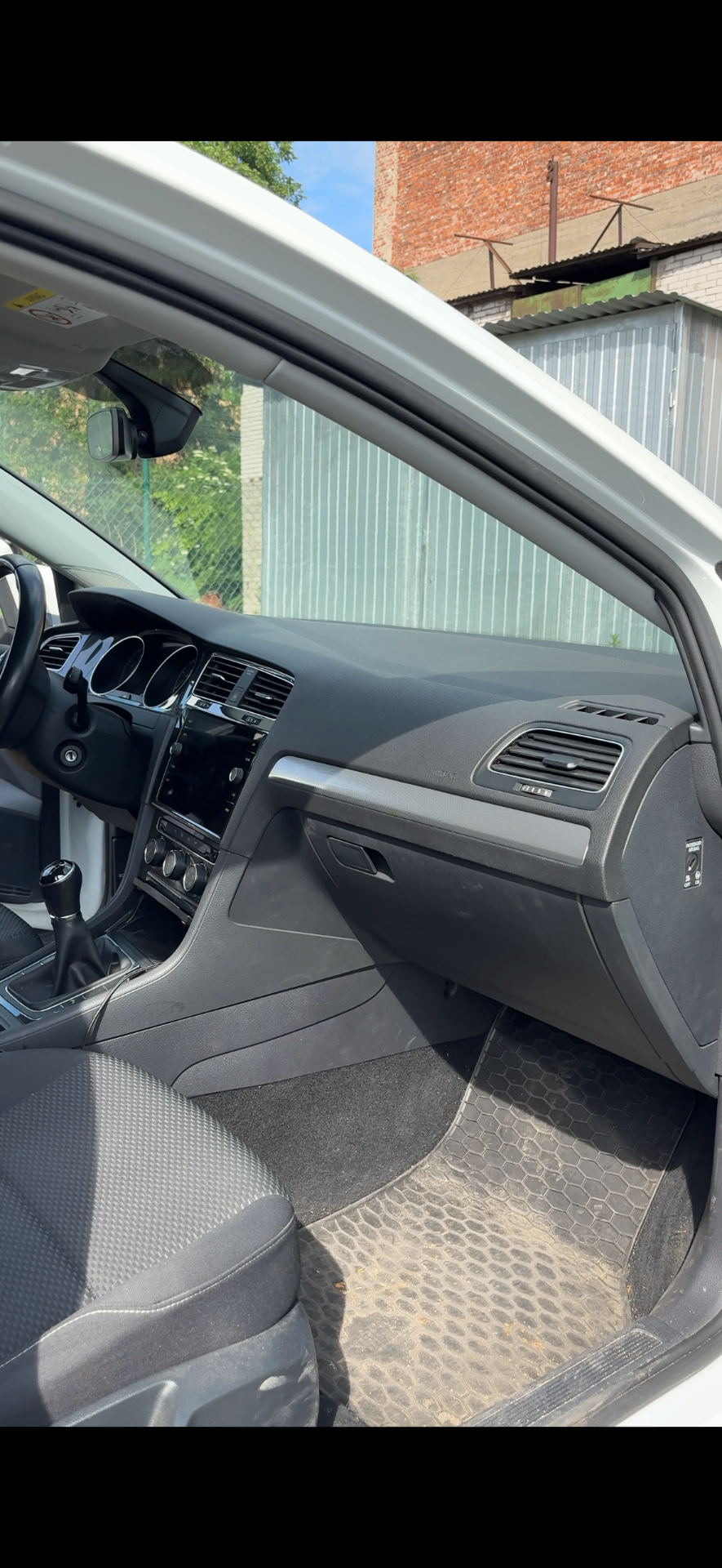 Volkswagen Golf wnętrze przed sprzątaniem