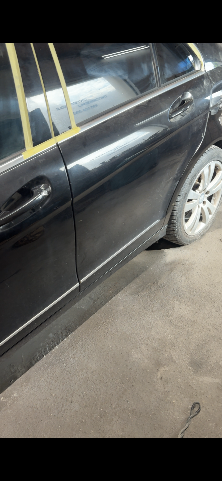 Mercedes C Klasa W204 bok auta przed korektą lakieru
