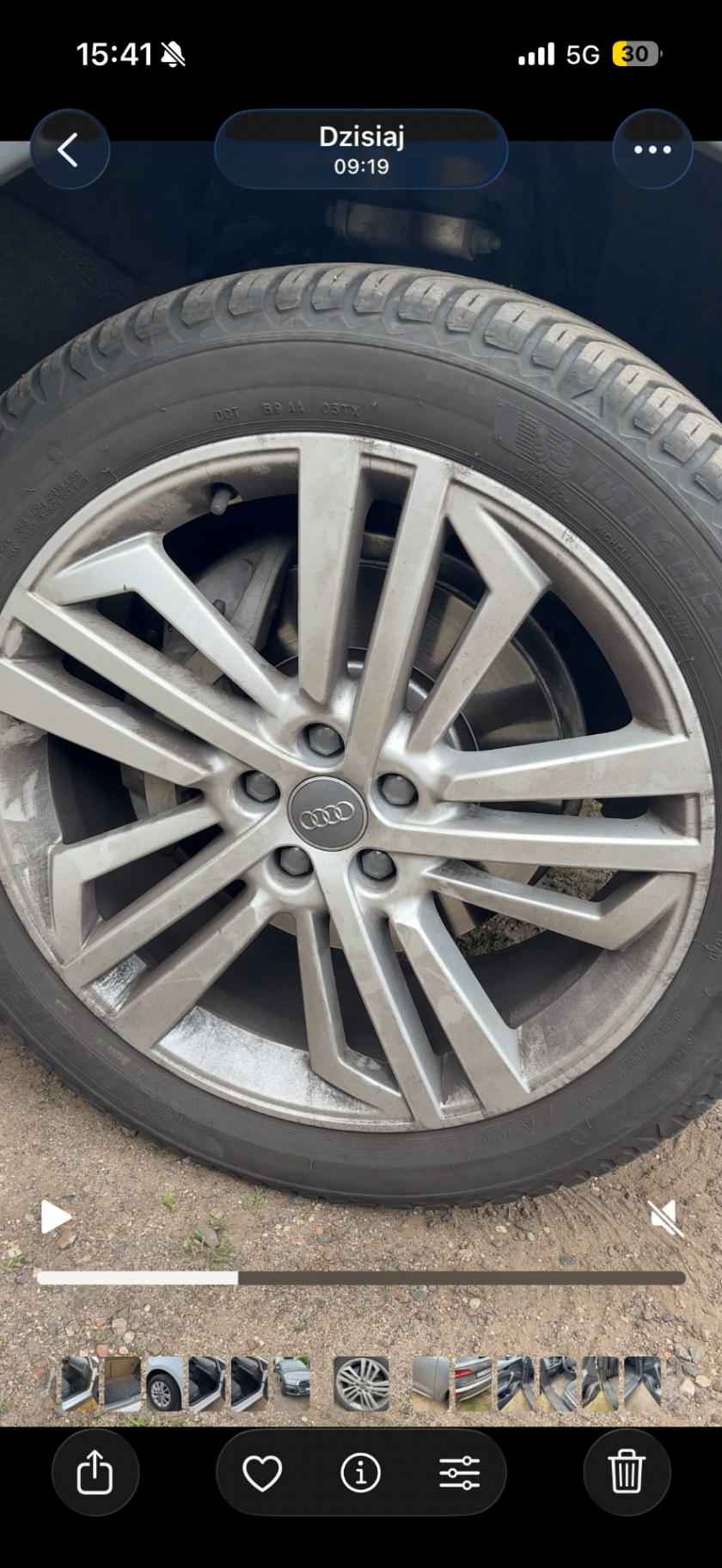 Felga Audi Q5 z logo Audi przed czyszczeniem
