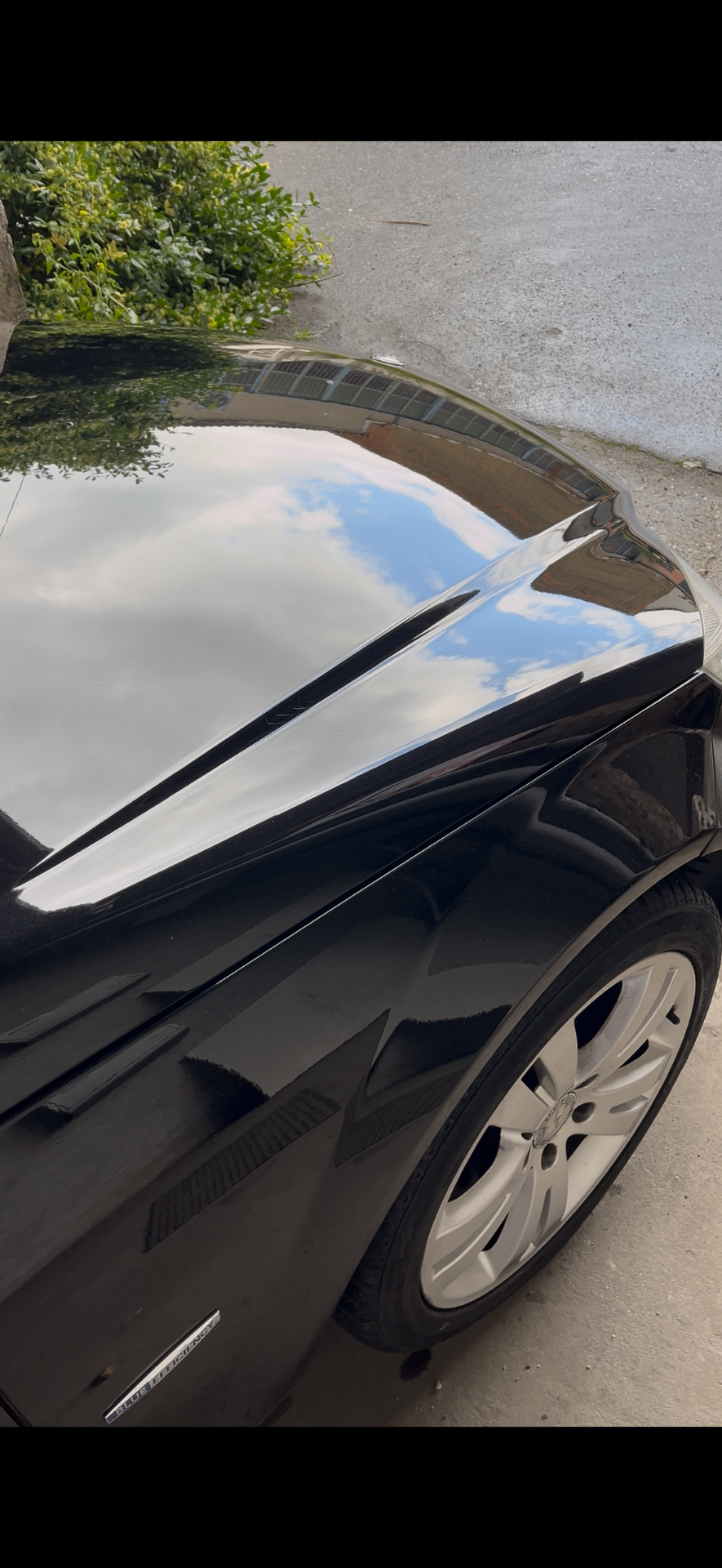 Mercedes C Klasa W204 maska po korekcie lakieru z wyraźnym połyskiem