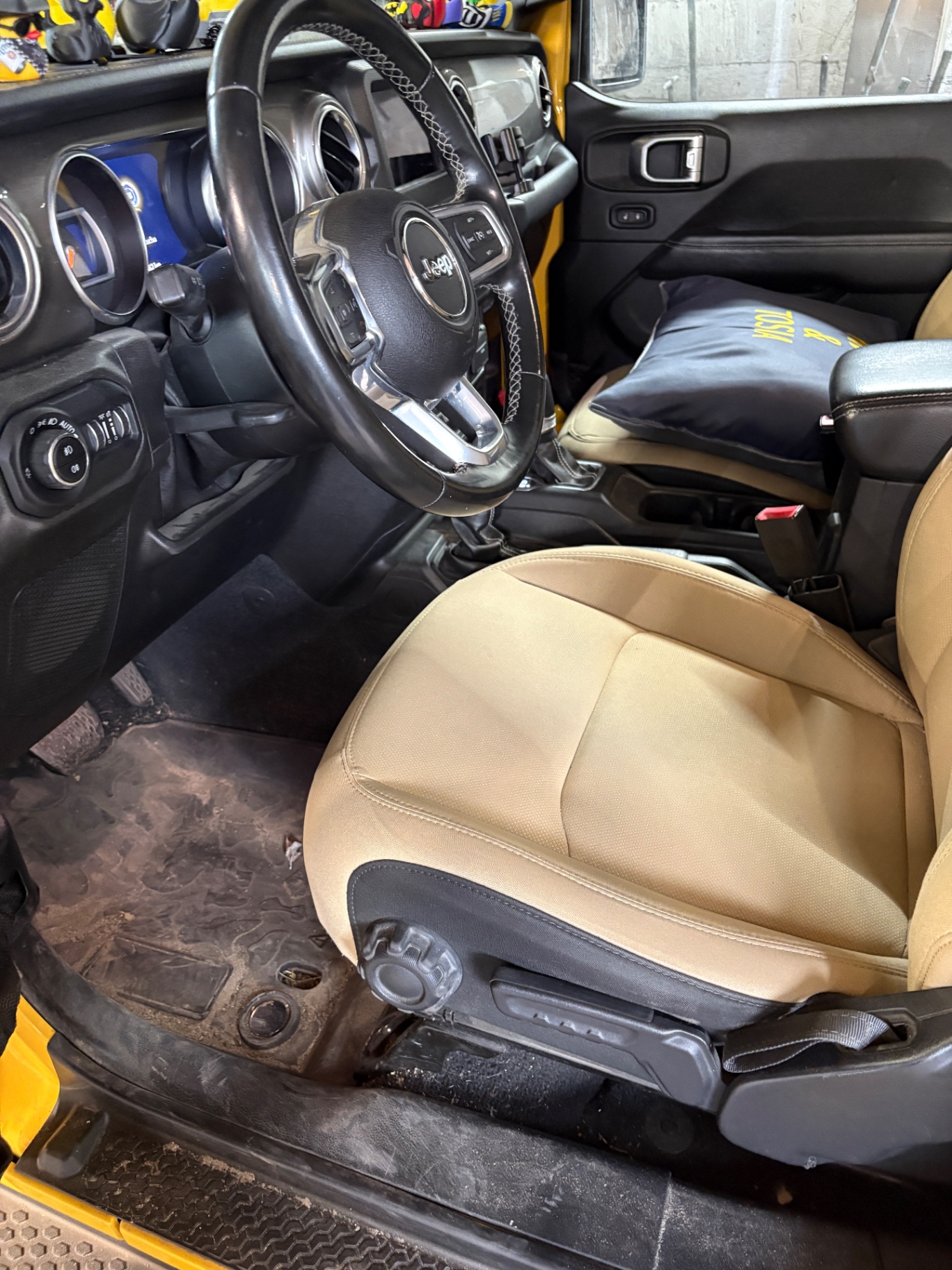 Jeep Wrangler wnętrze przed czyszczeniem